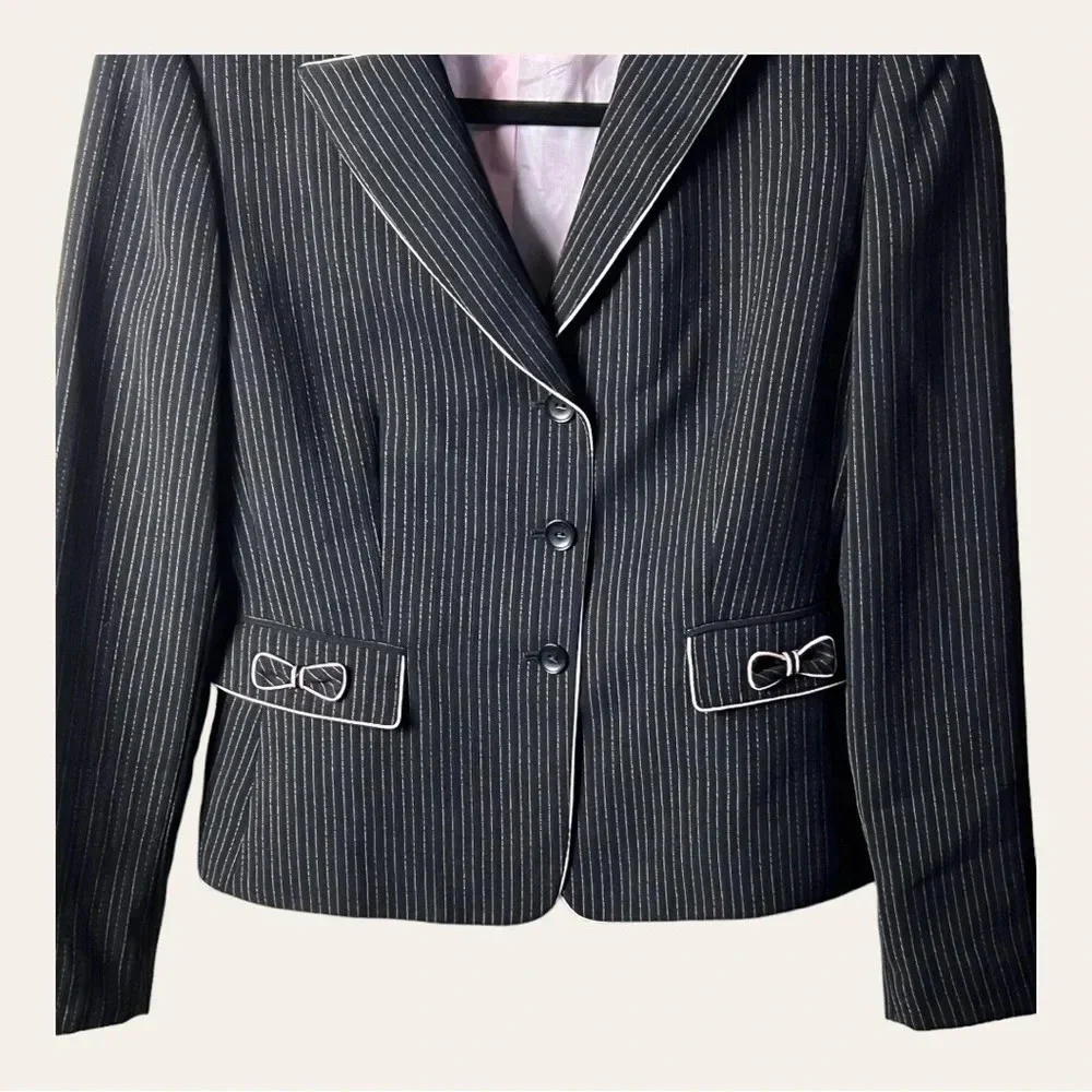 1102. TAHARI ARTHUR S. LEVINE BLAZER PIN STRIPE BACK AND PINK SIZE‎ 4P